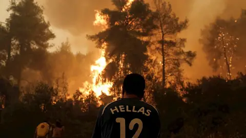 La isla griega de Eubea sigue azotada por los incendios La isla griega de Eubea sigue azotada por los incendios