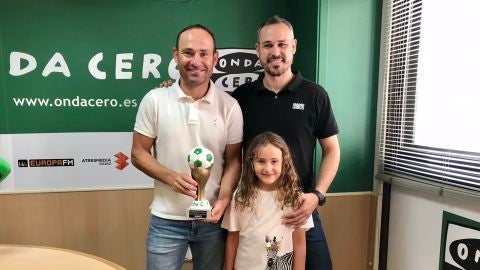 Nino recibi&oacute; en Onda Cero Elche el Trofeo 'Jugador Leyenda' de manos del gerente de GAMS3D, Gustavo Mart&iacute;nez, y de su hija, Martina Mart&iacute;nez.