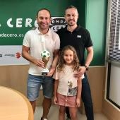 Nino recibió en Onda Cero Elche el Trofeo 'Jugador Leyenda' de manos del gerente de GAMS3D, Gustavo Martínez, y de su hija, Martina Martínez.