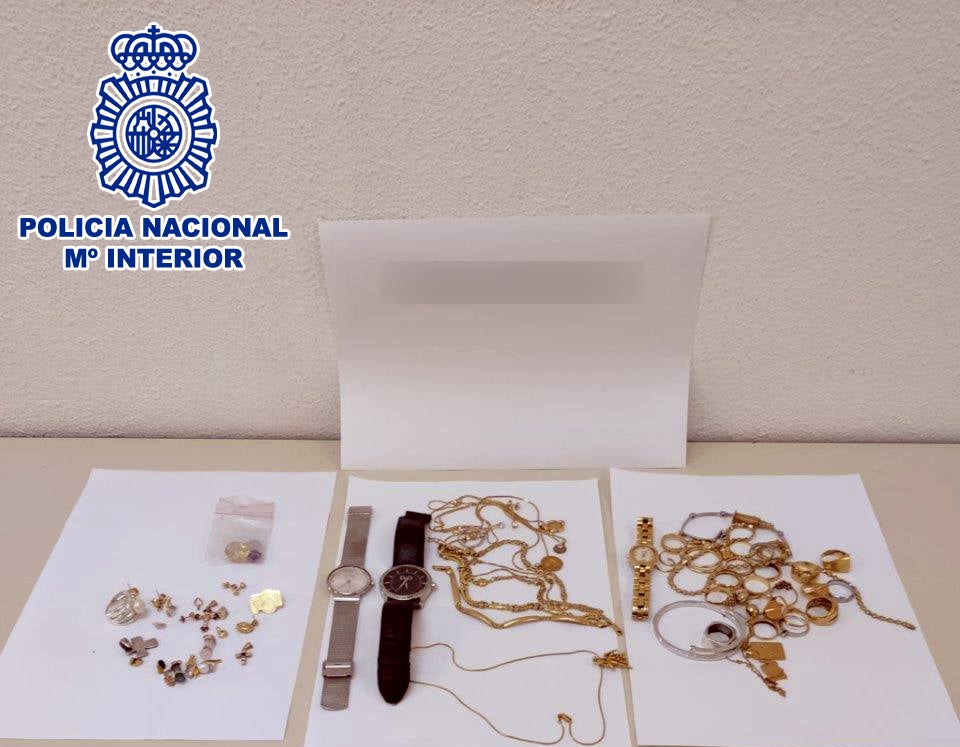 Detenida por robar 15.000 euros en joyas en su primer día de trabajo como cuidadora de una anciana Detenida por robar 15.000 euros en joyas en su primer día de trabajo como cuidadora de una anciana