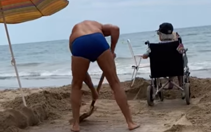 El emotivo gesto de un hombre para que su madre en silla de ruedas pudiera ver el mar de cerca El emotivo gesto de un hombre para que su madre en silla de ruedas pudiera ver el mar de cerca