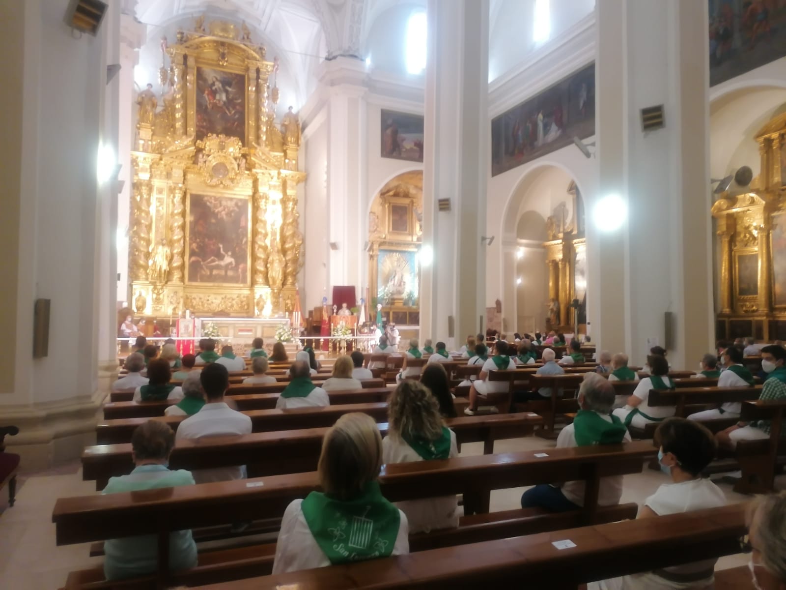 Los oscenses acuden a la basílica para mostrar su devoción al patrón Los oscenses acuden a la basílica para mostrar su devoción al patrón