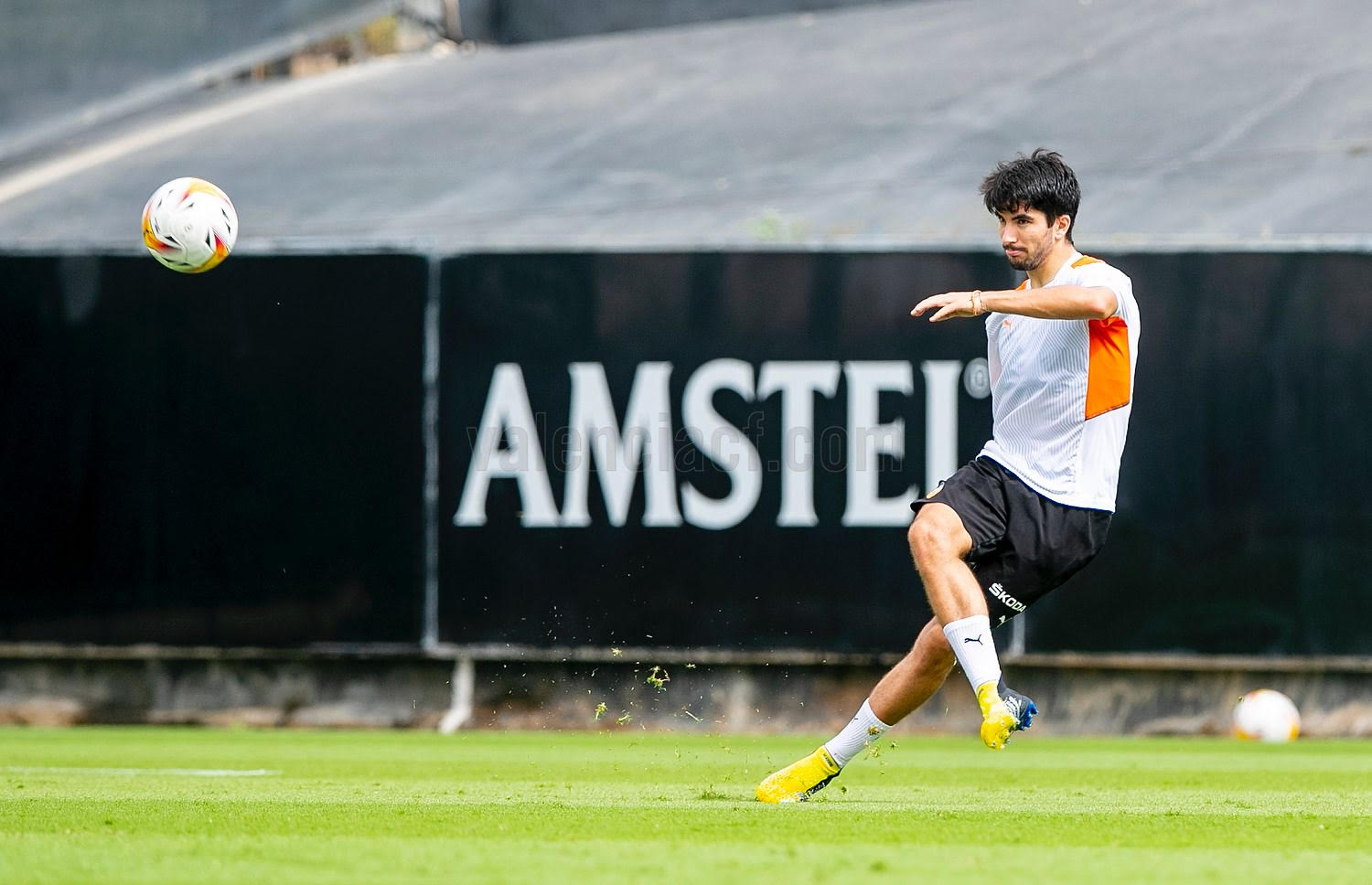 En Can Barça siguen a vueltas con Carlos Soler En Can Barça siguen a vueltas con Carlos Soler