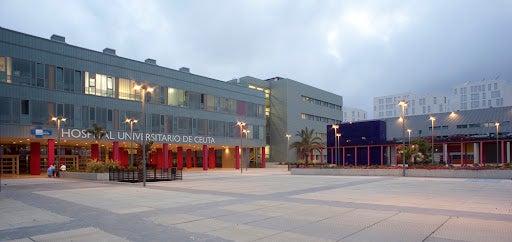 Varios jóvenes agreden brutalmente a un policía local por llamarles la atención Varios jóvenes agreden brutalmente a un policía local por llamarles la atención