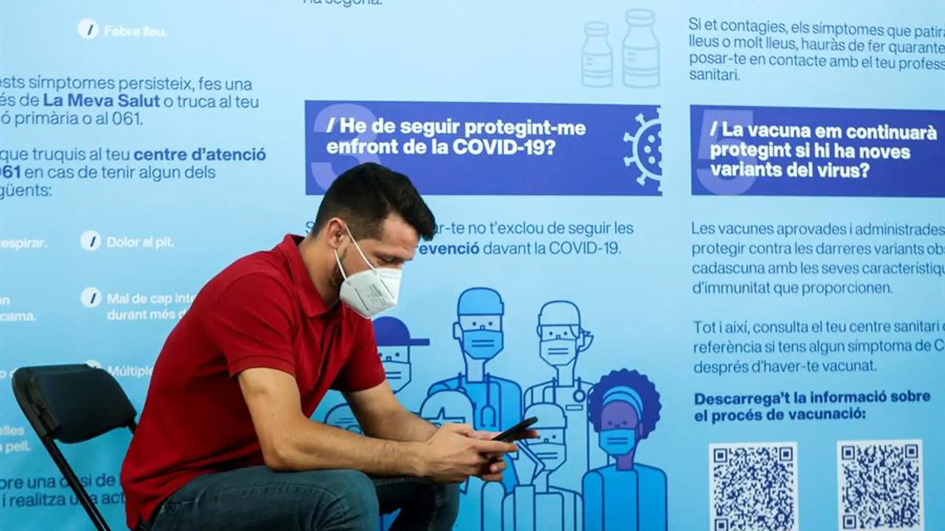 Un joven consulta su móvil tras ser vacunado en el centro de vacunación masivo de la Fira de Barcelona.