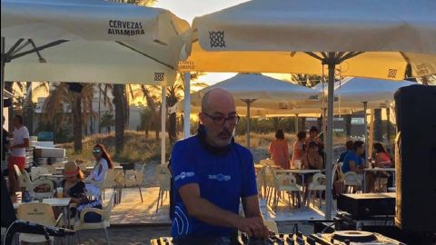 Disc Jockey en una terraza de verano 