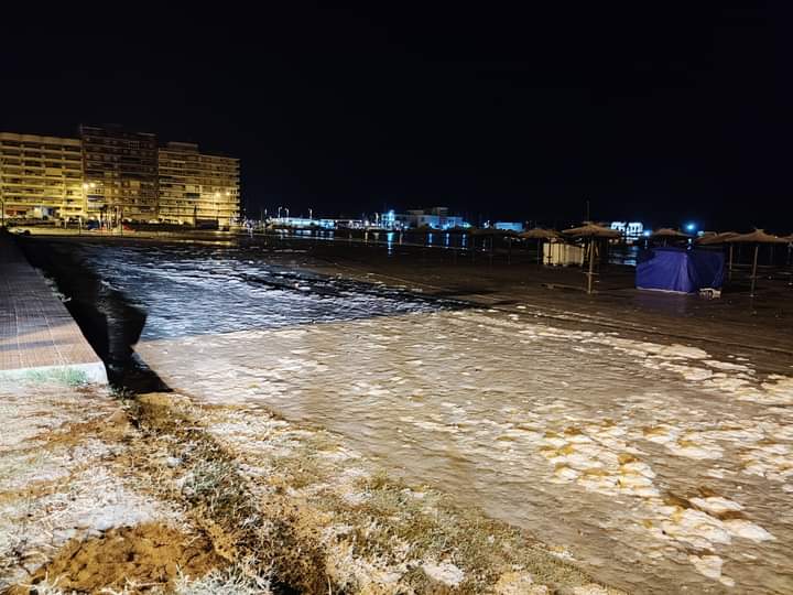 Una repentina subida de la marea inunda el paseo marítimo de Santa Pola y deja barcos a la deriva Una repentina subida de la marea inunda el paseo marítimo de Santa Pola y deja barcos a la deriva