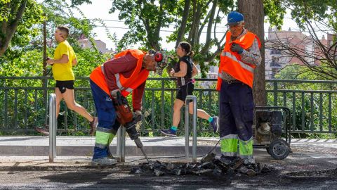 Operarios trabajando en la calle