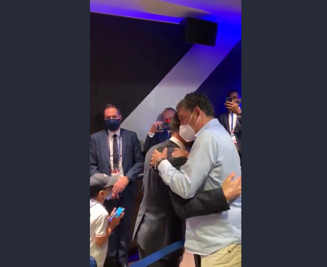 El emocionante abrazo de Leo Messi y Alfredo Martínez en París El emocionante abrazo de Leo Messi y Alfredo Martínez en París