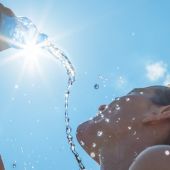 Hidratarse es una de las recomendaciones para mitigar la ola de calor