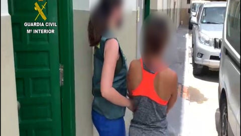 La mujer que se hacía pasar por prostituta, conducida por una agente La mujer que se hacía pasar por prostituta, conducida por una agente