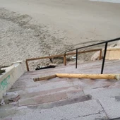 Una barandilla destrozada por actos vandálicos Una barandilla destrozada por actos vandálicos