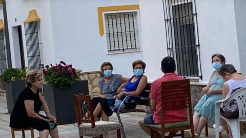Un corro de se&ntilde;ores al fresco en Algar