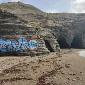 La Comunidad denuncia actos vandálicos en Calblanque tras encontrar un grafiti de grandes dimensiones en Cala Cocón