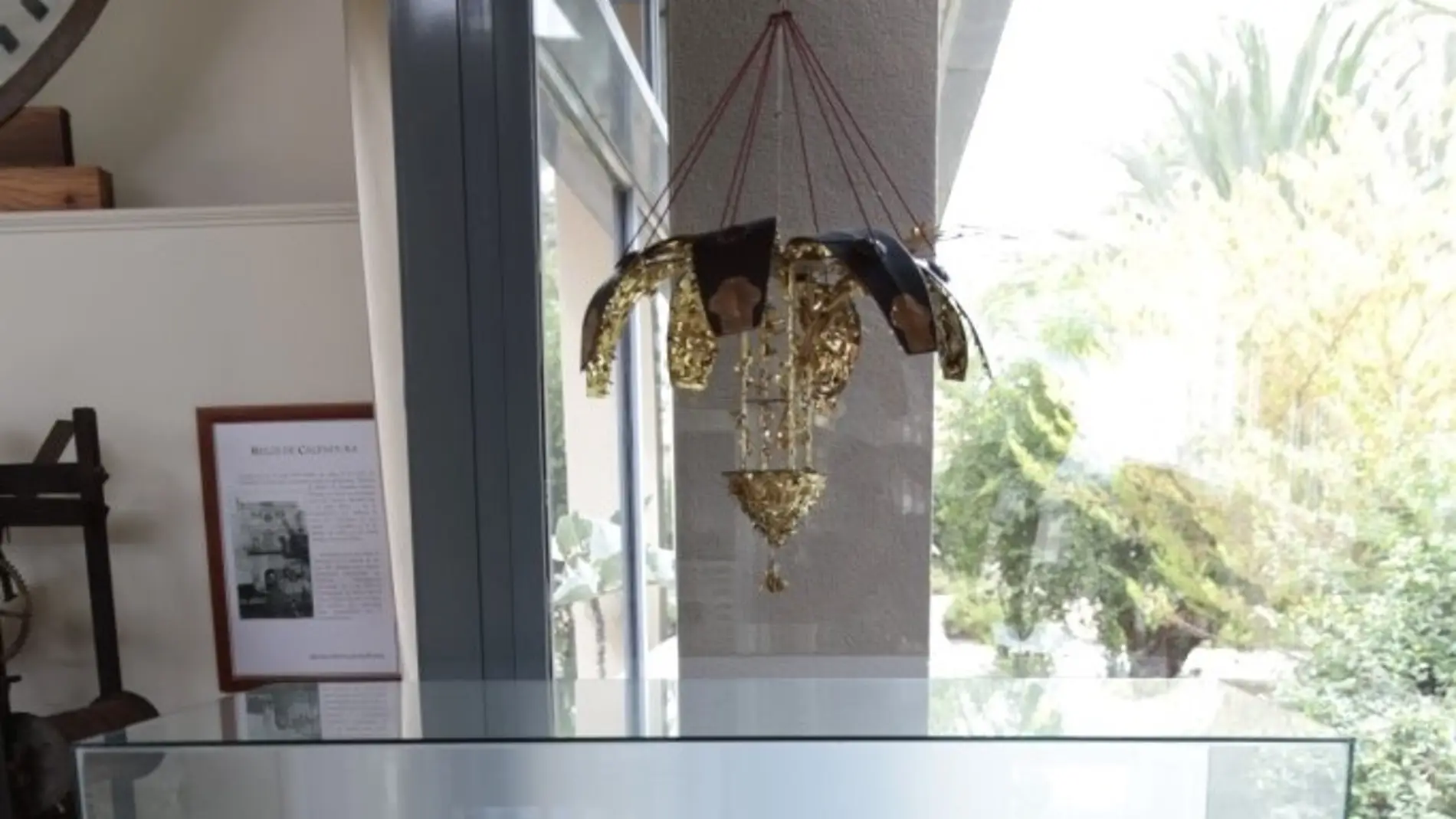 El Museo Escolar de Pusol dedica la vitrina temática de este mes a las Fiestas Patronales de Elche