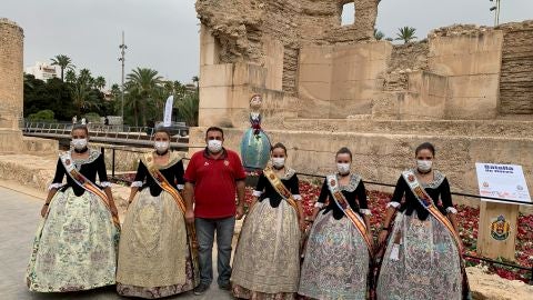 Fernando Ja&eacute;n con las Reinas de las Fiestas de Elche