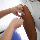 Una persona recibe una dosis de la vacuna contra la covid-19