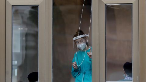 Una trabajadora de una residencia de ancianos de Zarautz observa desde una ventana