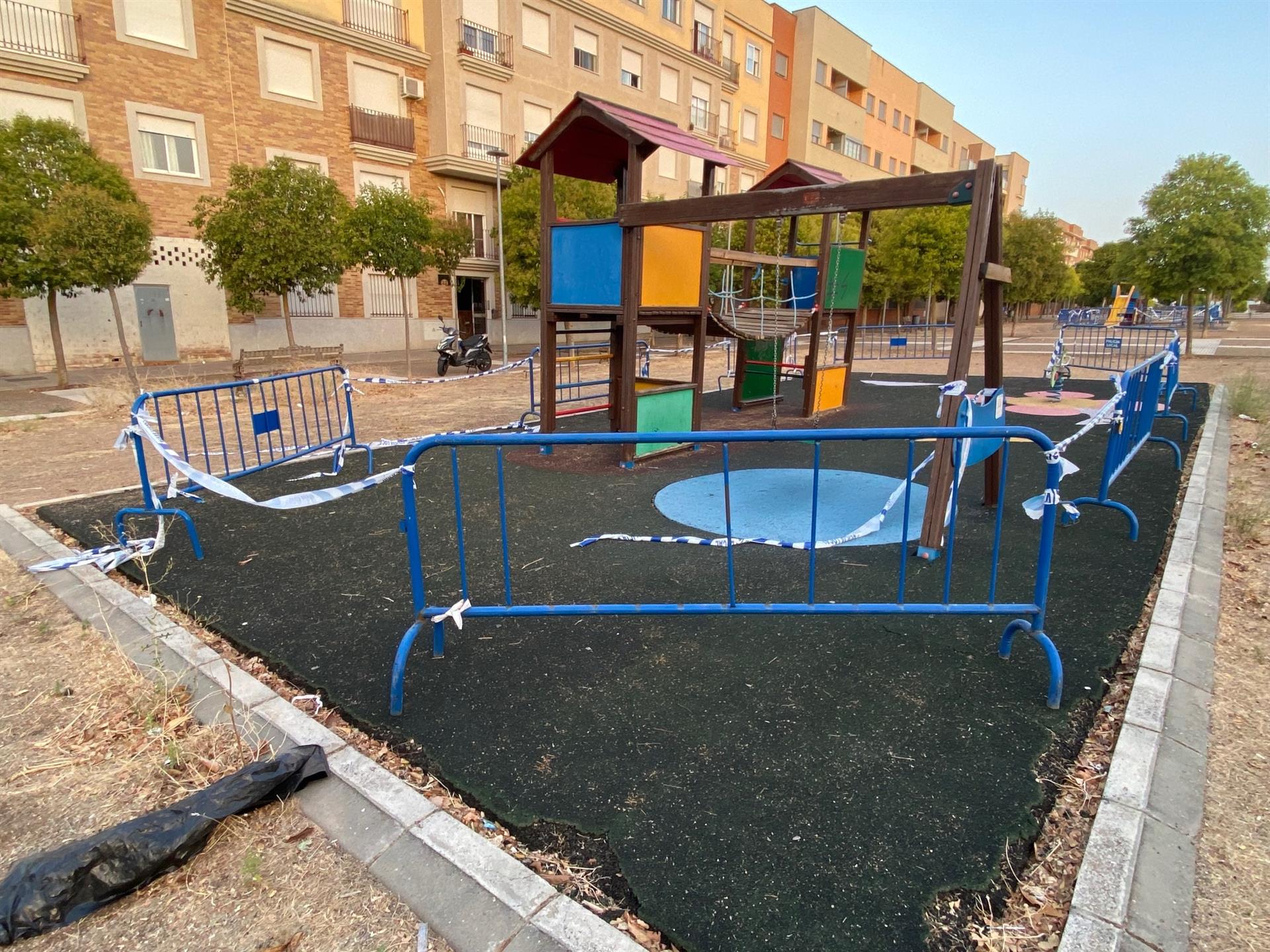 La Policía Local ha precintado tres parques infantiles en mal estado a petición del PSOE La Policía Local ha precintado tres parques infantiles en mal estado a petición del PSOE