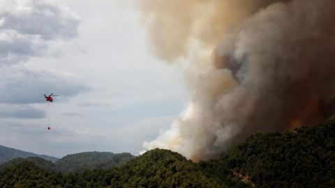 Un helic&oacute;ptero trabaja en la extinci&oacute;n de un incendio en Tarragona