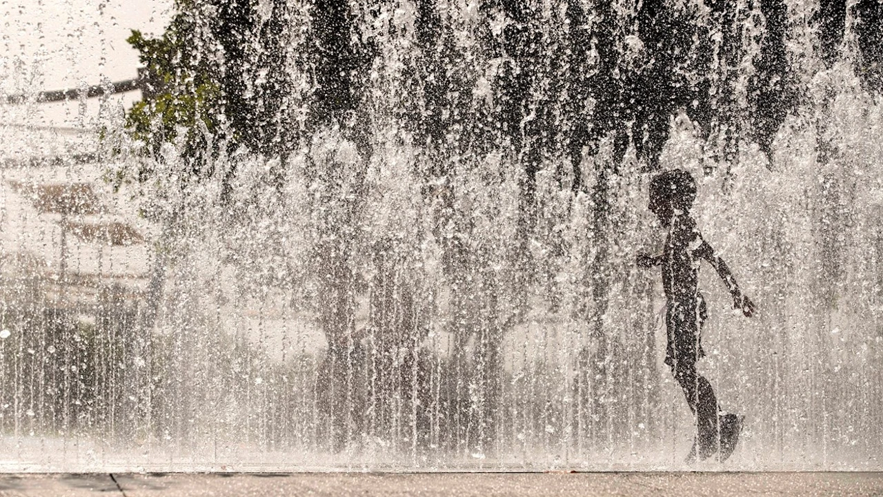 Un niño se refresca en una de las fuentes de la Expo de Zaragoza