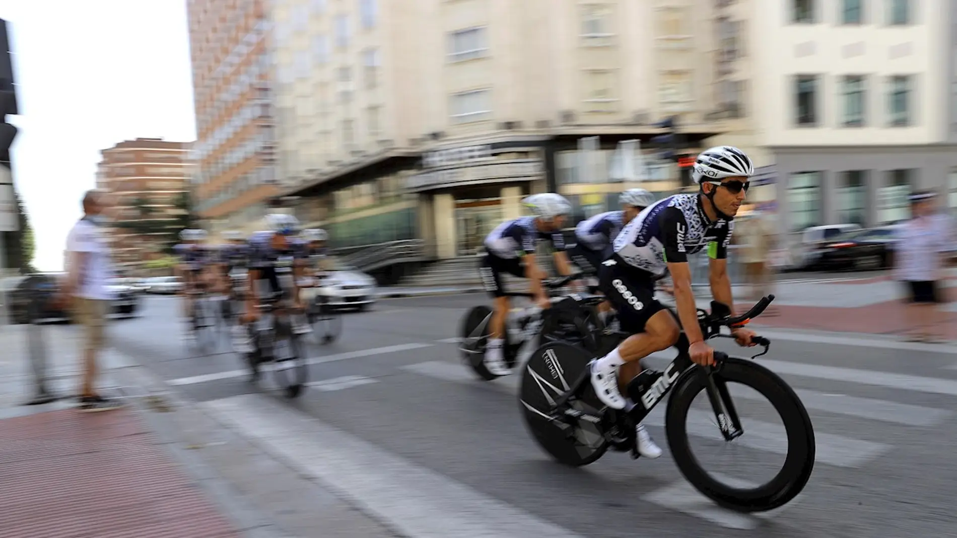   Varios ciclistas entrenan este viernes por las calles de Burgos, en la víspera de la primera etapa de la 76 edición de la Vuelta a España.