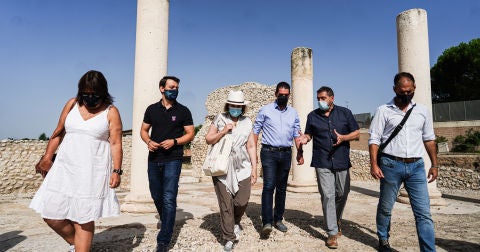 Marta Rivera de la Cruz visita el yacimiento arqueol&oacute;gico de Complutum en Alcal&aacute; de Henares