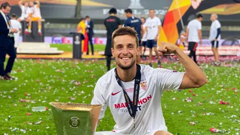 Genaro Rodríguez posa con la Europa League Genaro Rodríguez posa con la Europa League