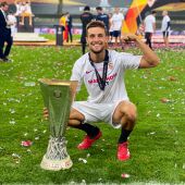Genaro Rodríguez posa con la Europa League