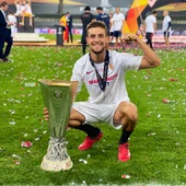 Genaro Rodríguez posa con la Europa League Genaro Rodríguez posa con la Europa League