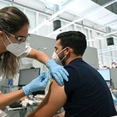  Un chico recibe una dosis de la vacuna contra el coronavirus, este martes en el hospital Enfermera Isabel Zendal de Madrid. 