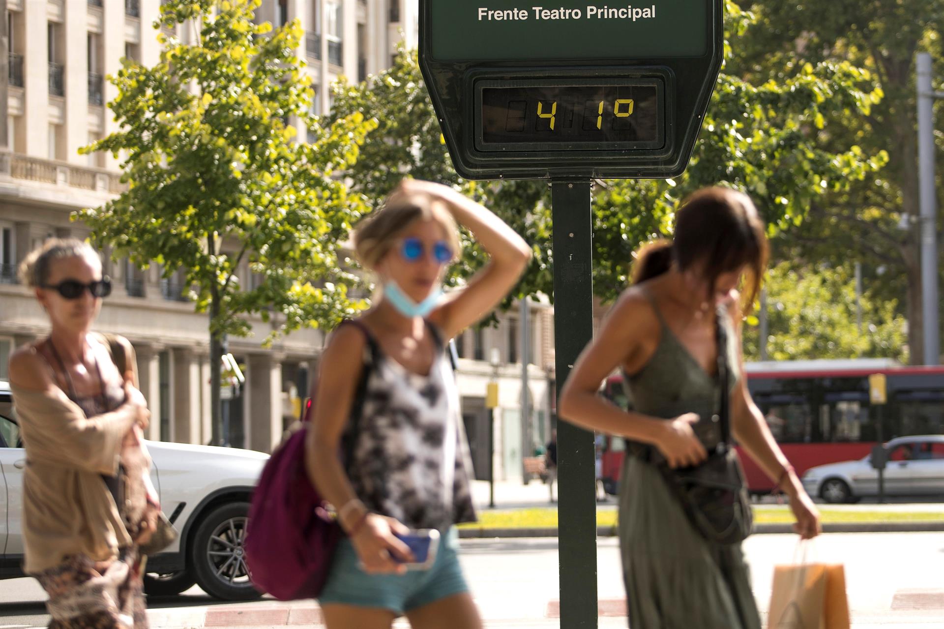 La España agosteña: El precio de la luz y la ola de calor ocupan las portadas La España agosteña: El precio de la luz y la ola de calor ocupan las portadas