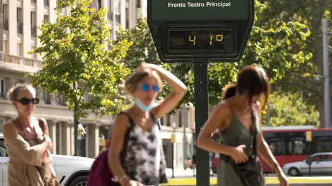Mujeres caminando por la calle a 41 grados Ola de calor