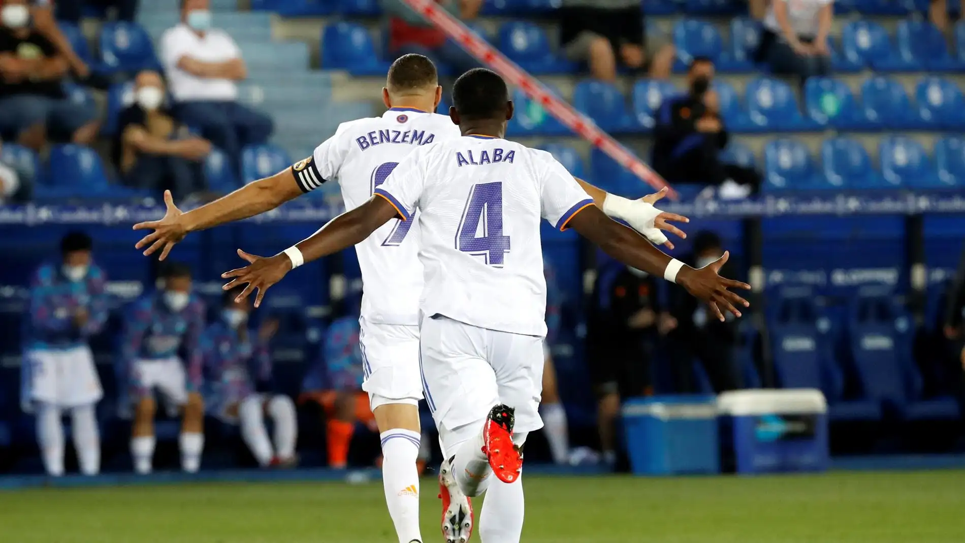 El Real Madrid golea al Alavés en su estreno liguero