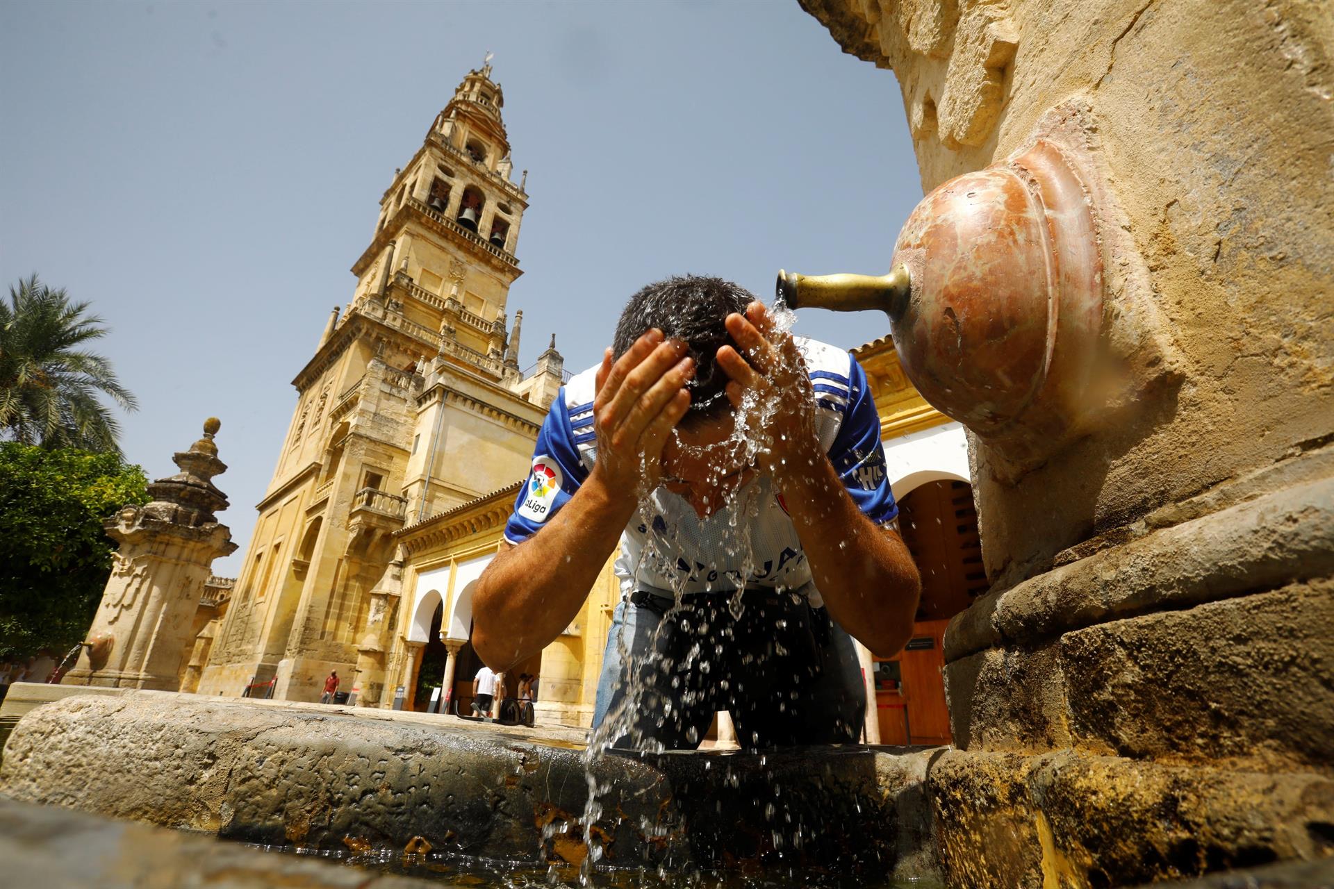 Aviso naranja este viernes en Sevilla, Córdoba y Jaén por máximas de 40º y amarillo en Huelva, Cádiz, Granada y Almería Aviso naranja este viernes en Sevilla, Córdoba y Jaén por máximas de 40º y amarillo en Huelva, Cádiz, Granada y Almería