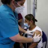 Una mujer recibe la vacuna contra el COVID-19 en Los Ángeles (California, EEUU)