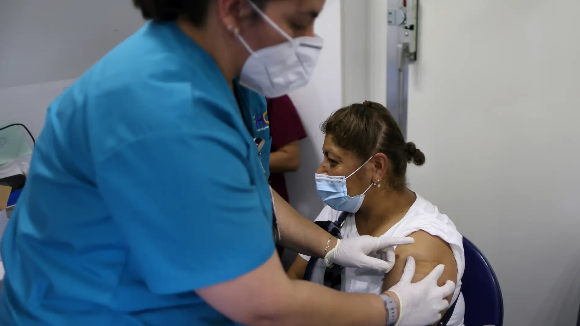 Una mujer recibe la vacuna contra el COVID-19 en Los Ángeles (California, EEUU)