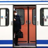 Un hombre espera en la puerta de un vagón del Metro de Madrid
