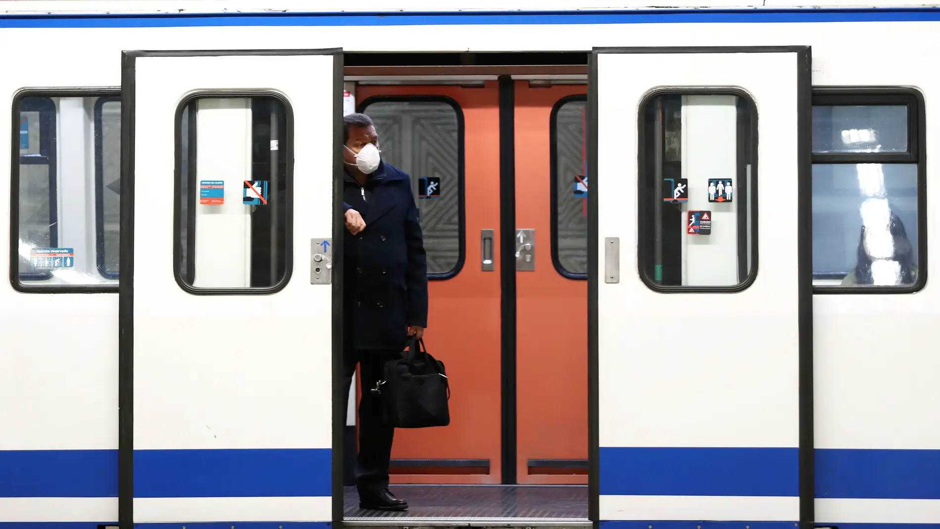 Un hombre espera en la puerta de un vagón del Metro de Madrid