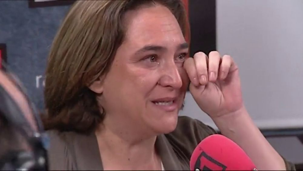 Ada Colau rompe a llorar ante los abucheos de los asistentes al pregón de las fiestas de Gràcia Ada Colau rompe a llorar ante los abucheos de los asistentes al pregón de las fiestas de Gràcia
