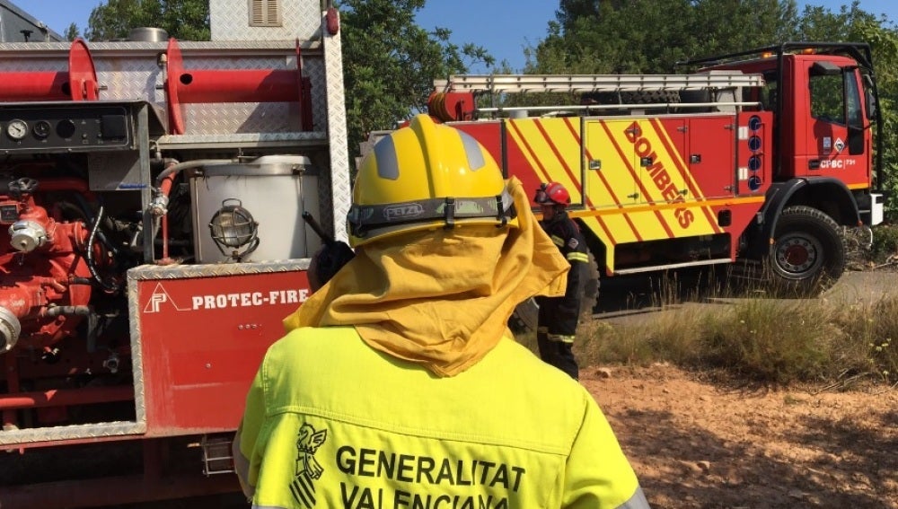 Extinguido el incendio declarado este martes en Almenara cerca de las vías del tren Extinguido el incendio declarado este martes en Almenara cerca de las vías del tren