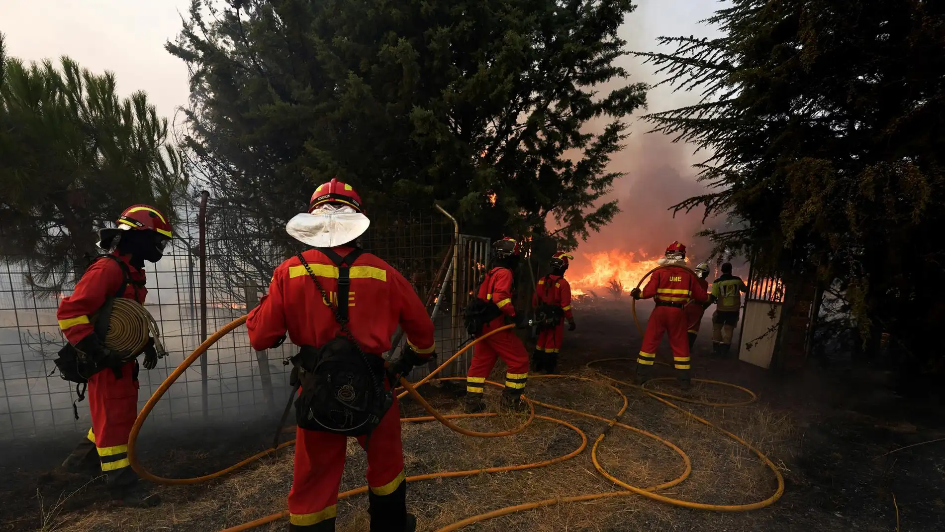 La UME trabaja en las labores de extinción del incendio de Navalacruz