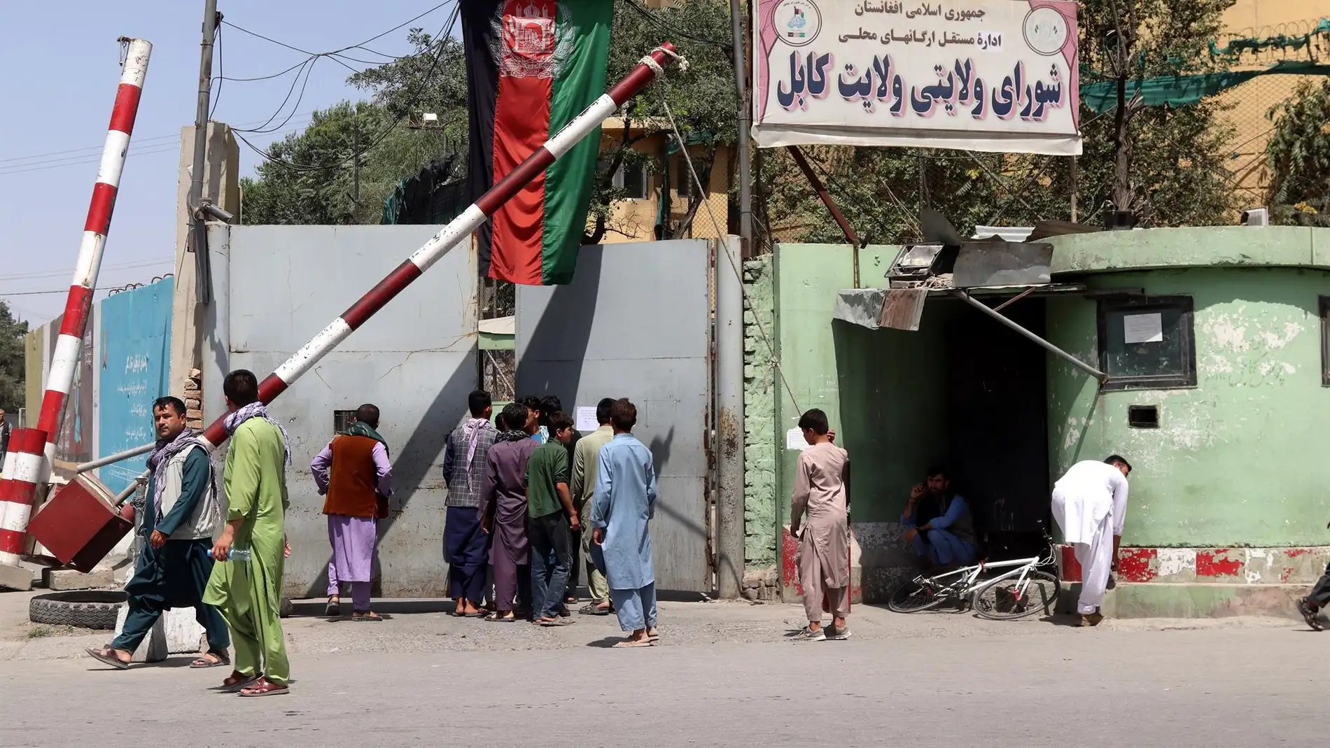 Ciudadanos afganos en Kabul tras alcanzar los talibán las afueras de la ciudad 