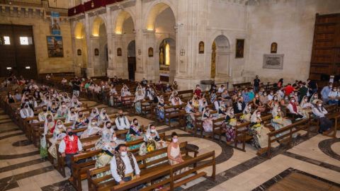 Los entes festeros de Elche han agasajado con flores a la Virgen de la Asunción en la víspera de su festividad. Los entes festeros de Elche han agasajado con flores a la Virgen de la Asunción en la víspera de su festividad.