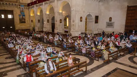 Los entes festeros de Elche han agasajado con flores a la Virgen de la Asunción en la víspera de su festividad. Los entes festeros de Elche han agasajado con flores a la Virgen de la Asunción en la víspera de su festividad.