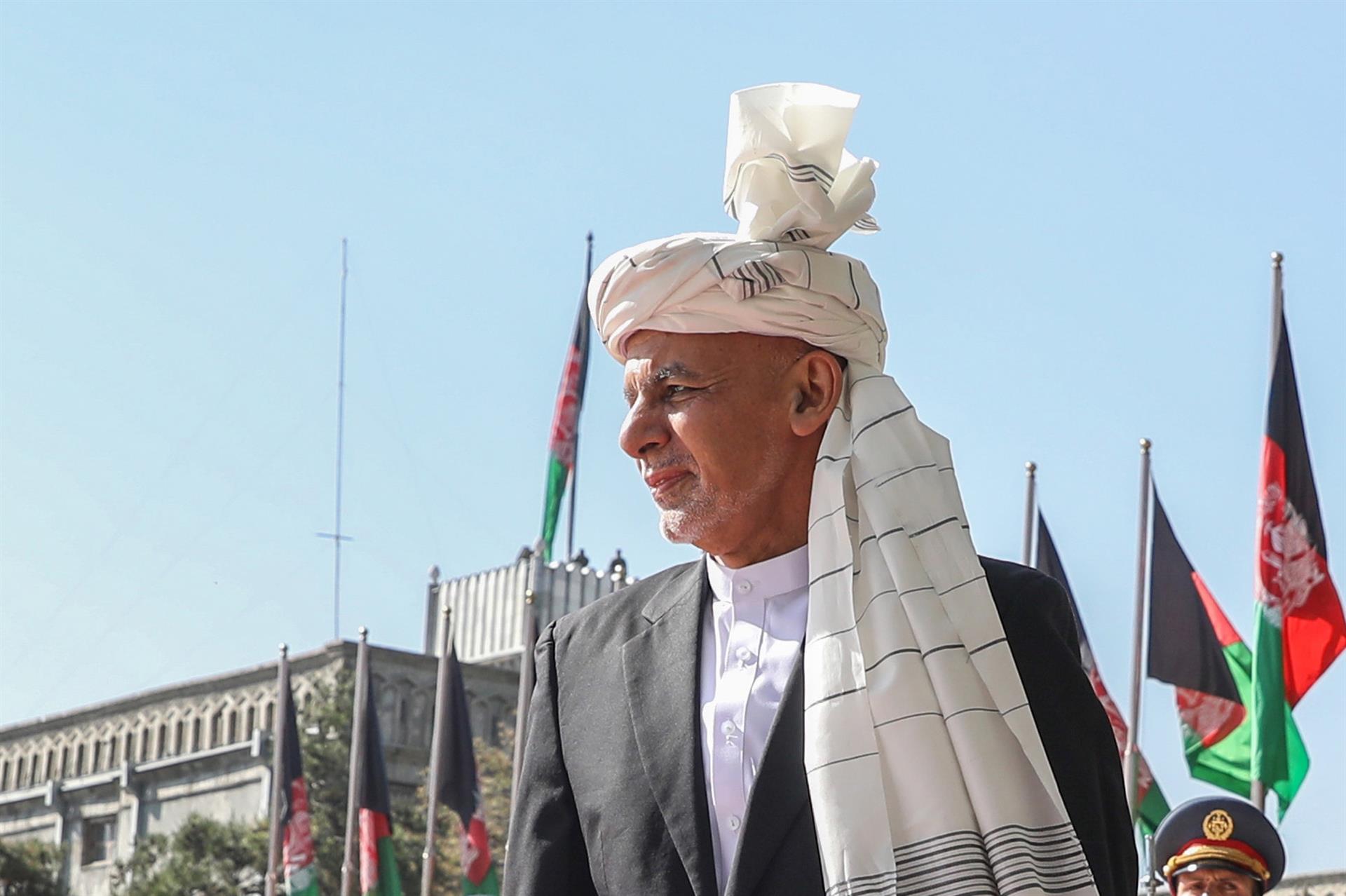 El presidente afgano abandona el país tras la entrada de los talibanes en Kabul El presidente afgano abandona el país tras la entrada de los talibanes en Kabul