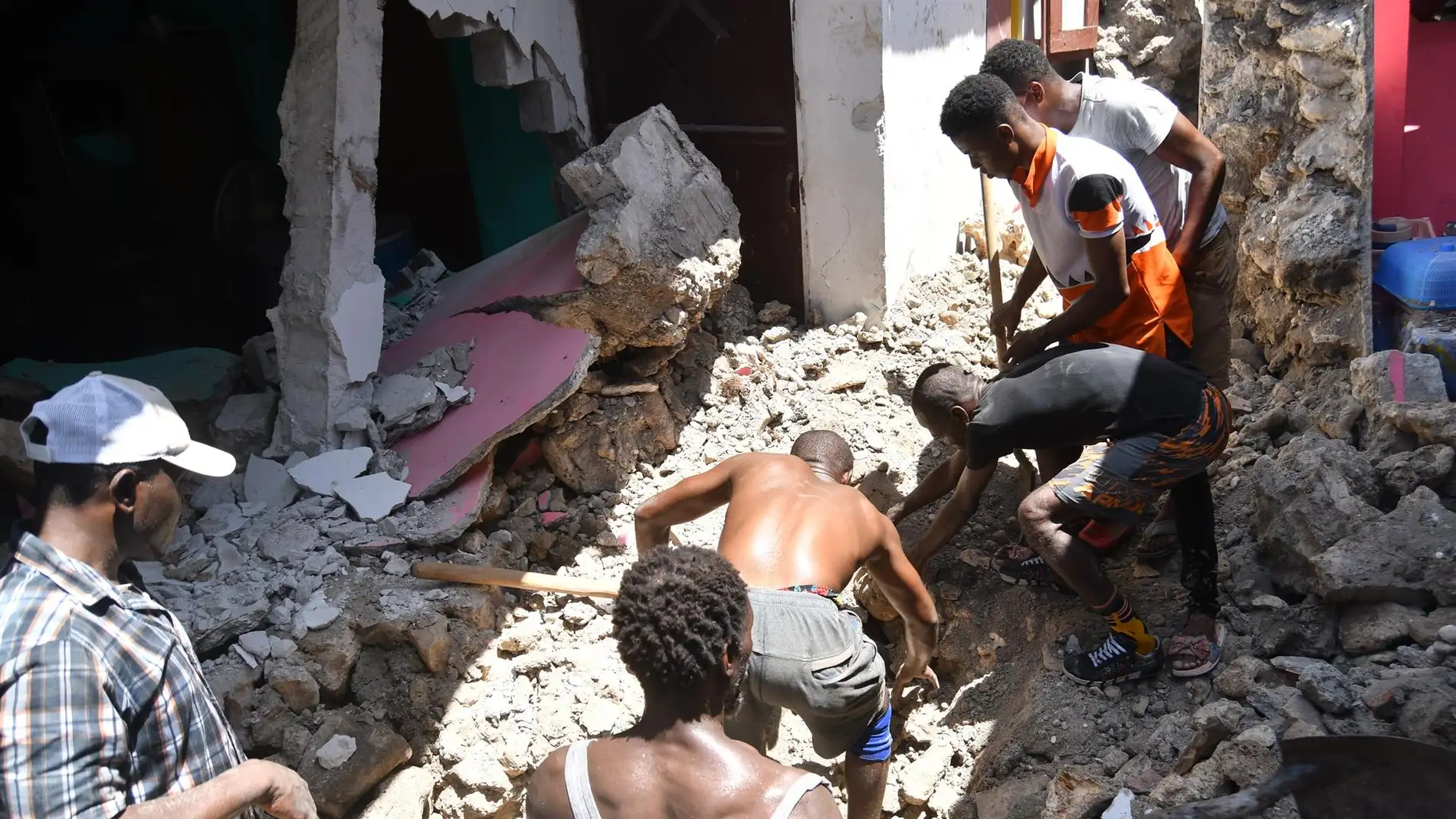 Aumenta a 304 la cifra de muertos por el fuerte terremoto que golpea Haití 