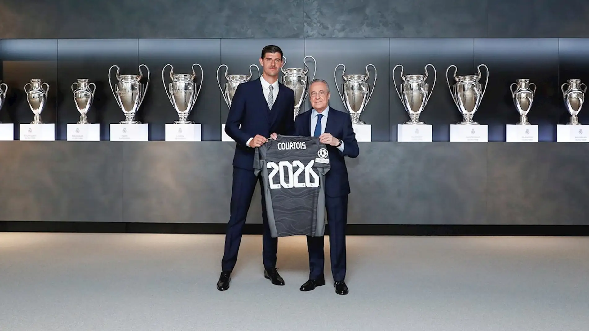 El presidente del Real Madrid, Florentino Pérez, posa junto a Courtois tras anunciarse la renovación del contrato 