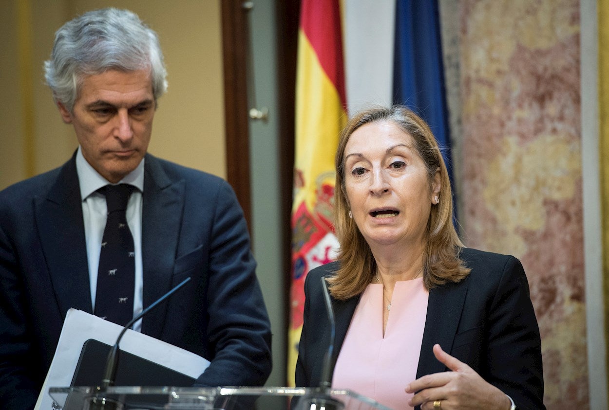 La nueva faceta de la exministra Ana Pastor: salvar vidas a bordo de aviones La nueva faceta de la exministra Ana Pastor: salvar vidas a bordo de aviones