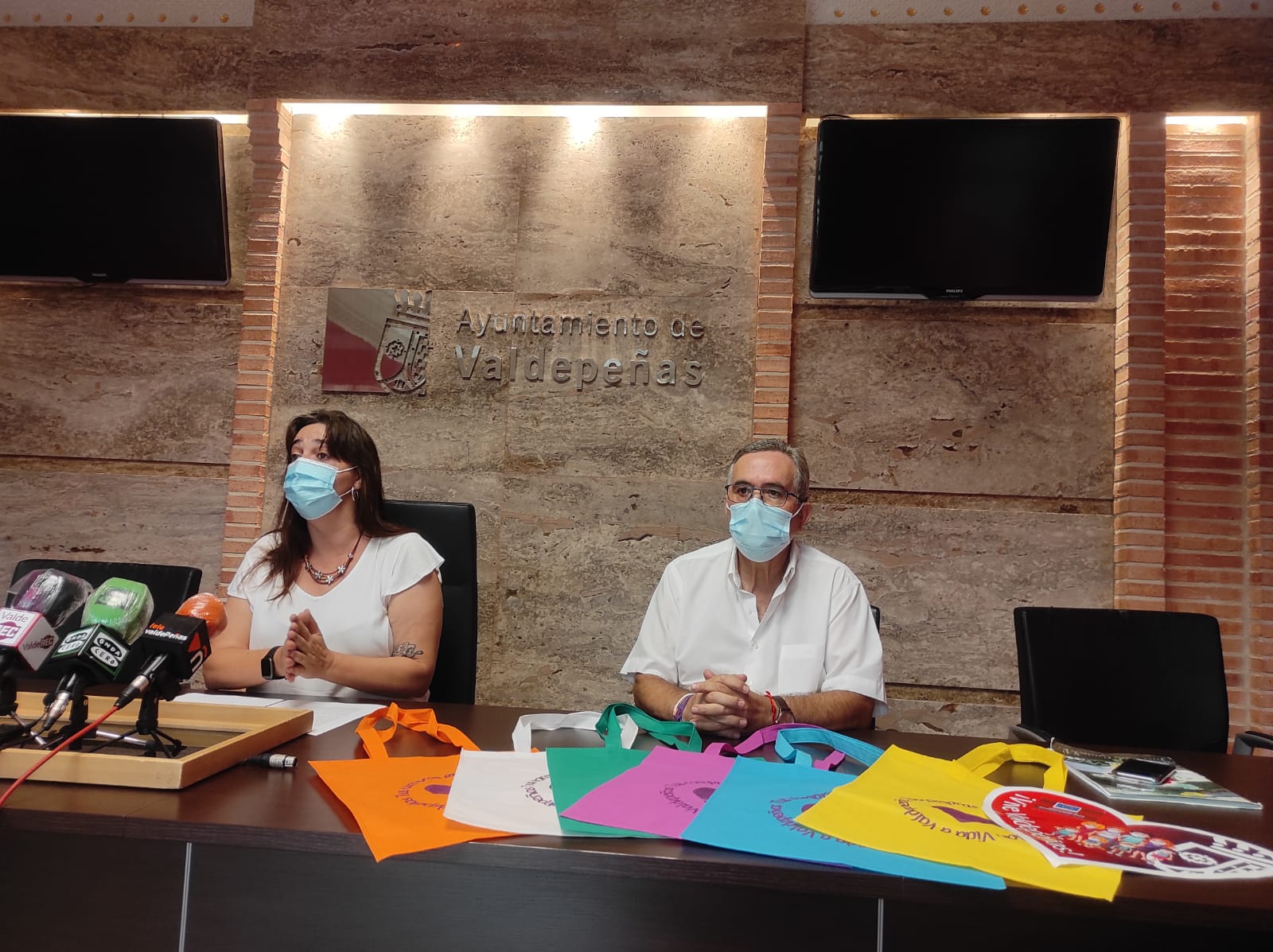 ¡Vive Valdepeñas! invita a consumir en el comercio local ¡Vive Valdepeñas! invita a consumir en el comercio local